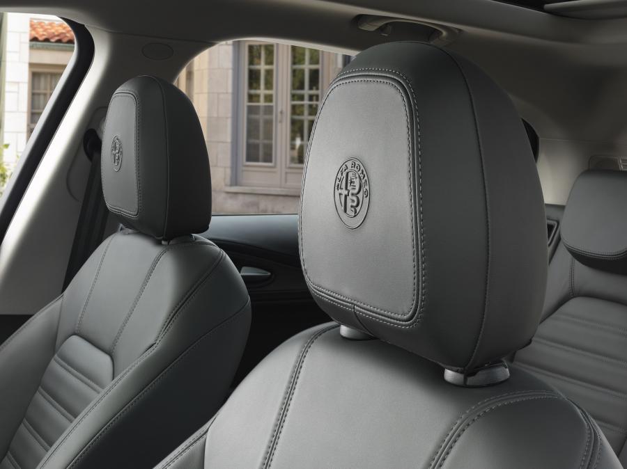 Детали интерьера Alfa Romeo Stelvio Ti (949) 2017 года  (NA) (фото 19 из 34)